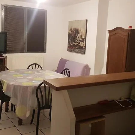 Simple Entier 3 Avec Cour Pour 2 A 7 Personnes A Lejlighed
