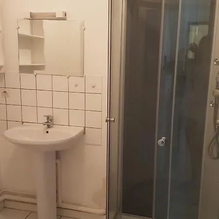 Apartment Simple Entier Avec Cour Pour 2 A 7 Personnes