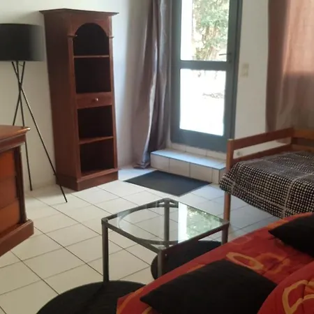Simple Entier 3 Avec Cour Pour 2 A 7 Personnes A Lejlighed
