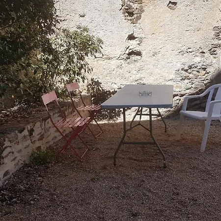 Simple Entier Avec Cour Pour 2 A 7 Personnes Appartement *