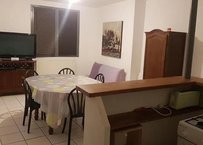 Simple Entier Avec Cour Pour 2 A 7 Personnes Apartamento